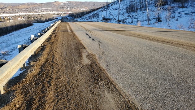 The road begins to crumble from the slide