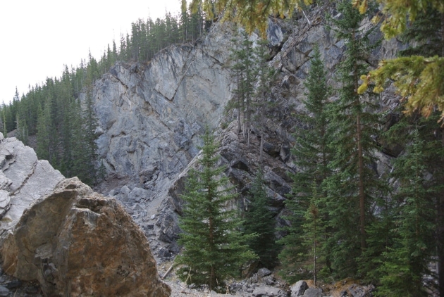 Rocky slopes above Grassi Lakes